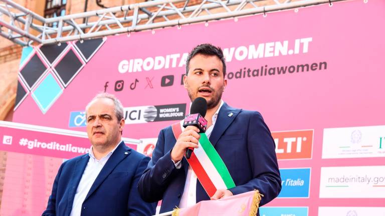 Ciclismo, In tanti in piazza Matteotti a Imola per la partenza della quarta tappa del Giro d’Italia Women GALLERY E VIDEO