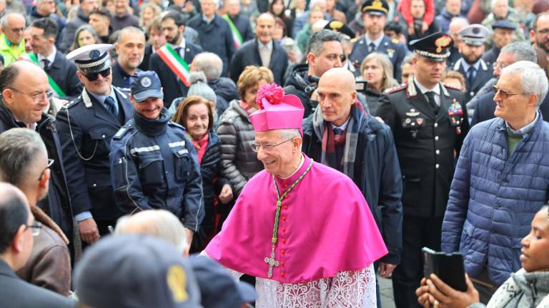 Cesena. Bagno di folla in piazza del Popolo per l’abbraccio con il nuovo vescovo Caiazzo. FOTO GALLERY