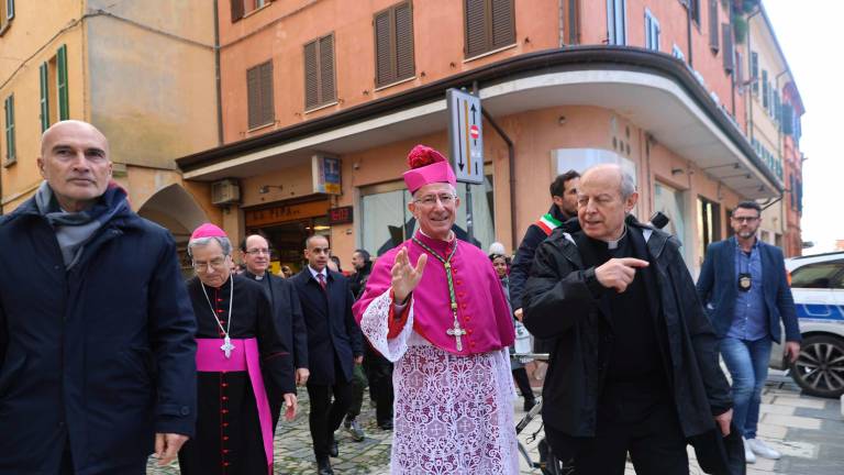 Cesena. Bagno di folla in piazza del Popolo per l’abbraccio con il nuovo vescovo Caiazzo. FOTO GALLERY