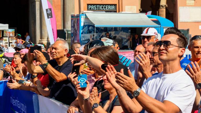 Ciclismo, In tanti in piazza Matteotti a Imola per la partenza della quarta tappa del Giro d’Italia Women GALLERY E VIDEO