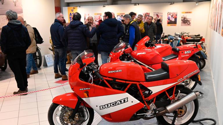 Auto e moto d’epoca protagoniste a Forlì, sopra un’immagine della scorsa edizione