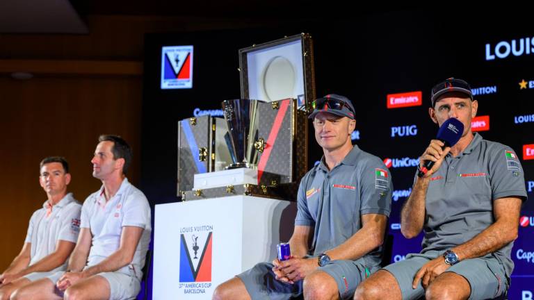 Francesco Bruni al microfono accanto a James Spithill, i due timonieri di Luna Rossa