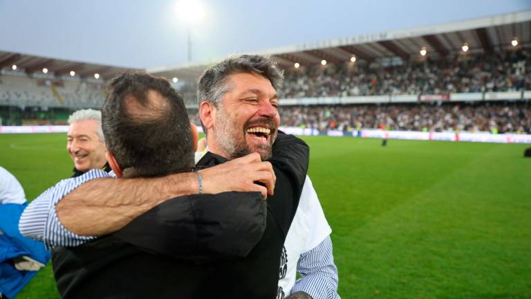 John Aiello abbraccia Fabio Artico: il direttore sportivo ha ottenuto carta bianca dalla società per la scelta dell’allenatore del Cesena in B