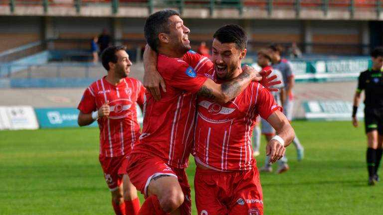 Francesco Menarini abbraccia Massimiliano Rossi dopo il gol realizzato domenica contro il Fiorenzuola