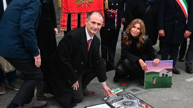 I nipoti di Adriano Casadei e la pietra d’inciampo che lo ricorda (foto Fabio Blaco)