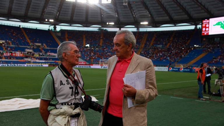 Da sinistra, lo storico fotografo Vittorio Calbucci e Bruno Pizzul all’Olimpico prima di Roma-Cesena nel 2010 (Zanotti)