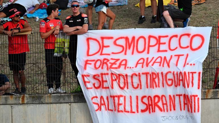 “Se sei incerto, tieni aperto”: gli striscioni per la MotoGp a Misano - Gallery