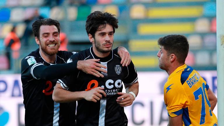 Cristian Shpendi abbracciato da Simone Bastoni dopo il gol del momentaneo 1-1 al Frosinone, il decimo in 14 partite giocate dal ventunenne centravanti italo-albanese in B (foto Luigi Rega)