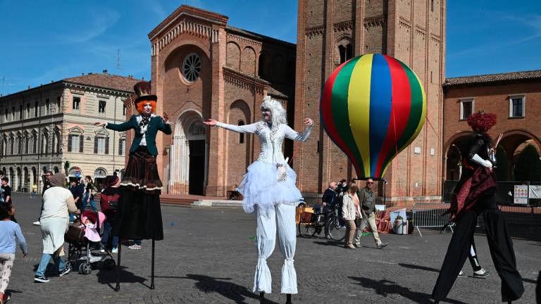 Forlì. Acrobati, giocolieri e artisti di strada in piazza per il Carnevale delle meraviglie FOTOGALLERY