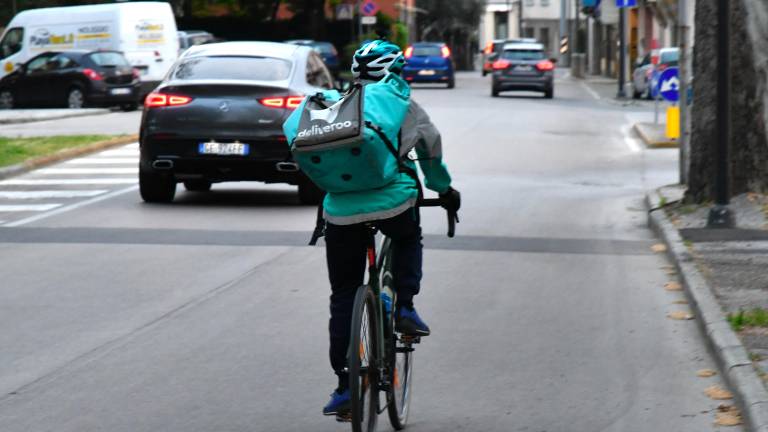 Rider, centinaia a Rimini tra corse folli e precariato. Cgil: “Ecco il nuovo sfruttamento”