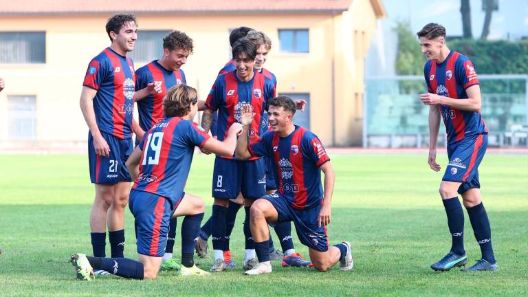 Gioia rossoblù attorno a Melloni, protagonista con una tripletta (foto Mauro Monti Mmph)