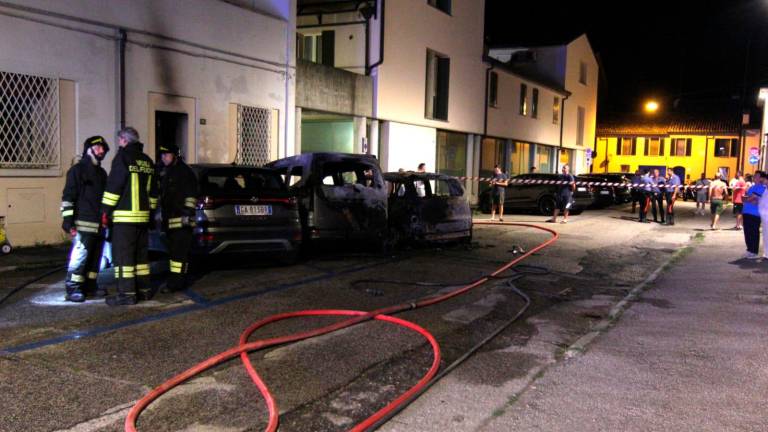 Lugo, l’inafferrabile piromane del centro alza il tiro: a fuoco altre 3 auto nella notte