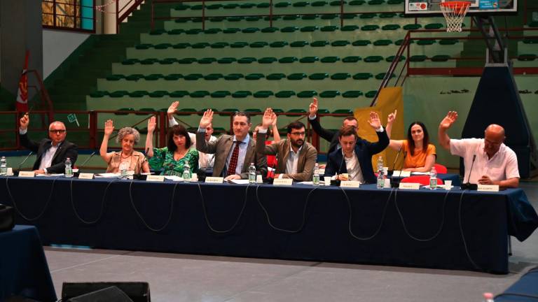 Gli esponenti del centrosinistra durante una votazione in Consiglio Comunale (foto Fabio Blaco)