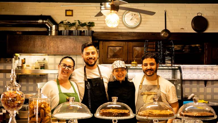 Lo staff dell’Angolo Divino al Borgo San Giuliano e a destra la tavola vestita a festa. Sotto: Enrica Mancini della Trattoria La Marianna