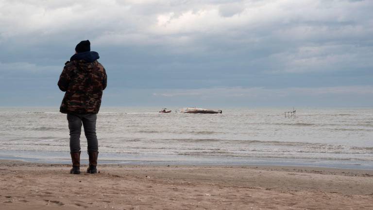 Cesenatico, peschereccio si schianta contro gli scogli