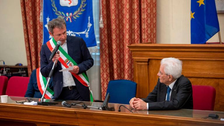 Il sindaco Massimo Isola con il Presidente della Repubblica Sergio Mattarella (foto Mauro Monti MMph)