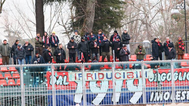 Il settore dei tifosi rossoblù durante la gara di domenica scorsa (foto Mauro Monti Mmph)