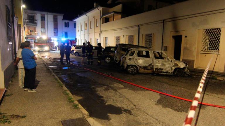 L’intervento dei vigili del fuoco a Lugo dopo il raid incendiario (foto Massimo Fiorentini)