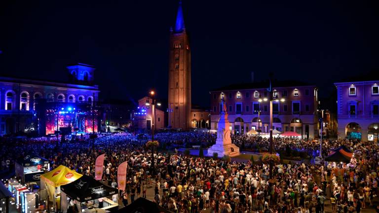 In migliaia in piazza a Forlì per il concerto di Radio Bruno con Elettra Lamborghini, Coma_Cose e Renga e Nek - Gallery