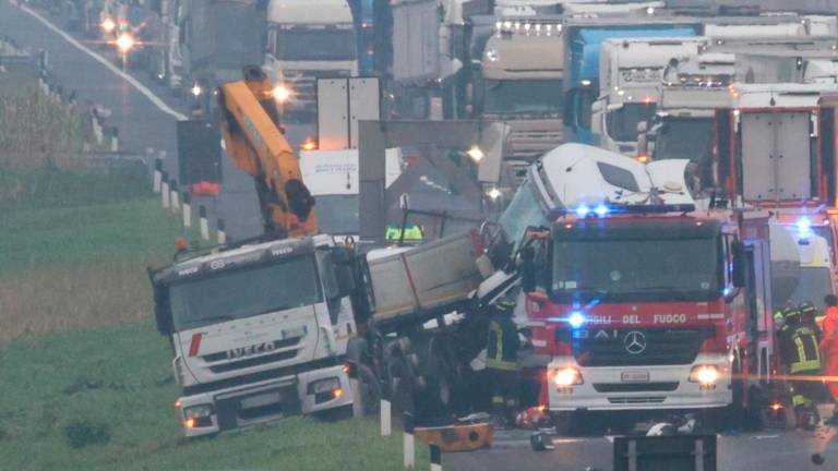 Cesena incidente in A14: muore operaio al lavoro travolto da un camion