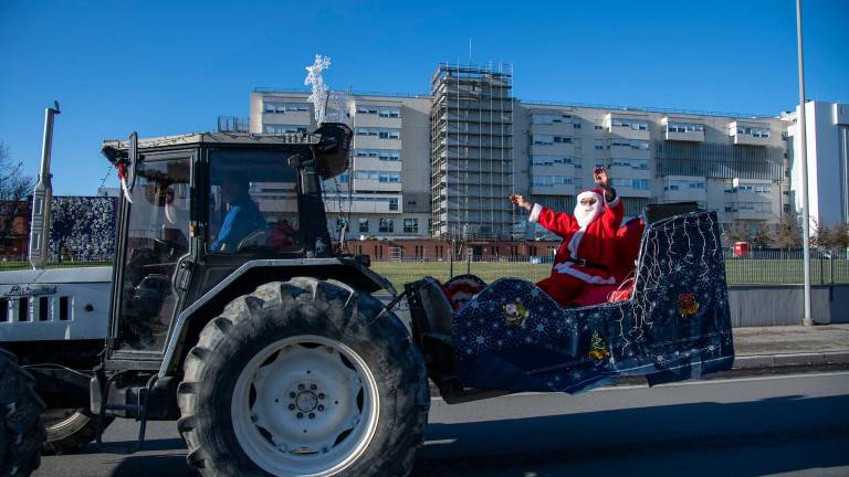 Arriva Babbo Natale a Imola in Pediatria: non lo trainano le renne, ma otto trattori fiammanti