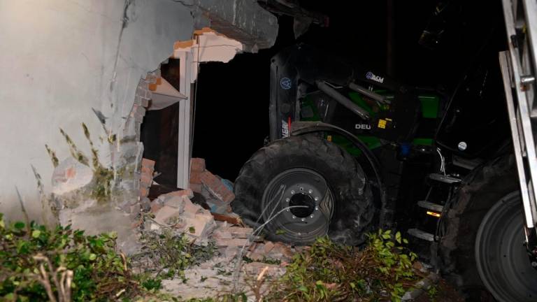 Forlì, trattore sfonda il muro di una casa dopo un incidente: due feriti FOTOGALLERY