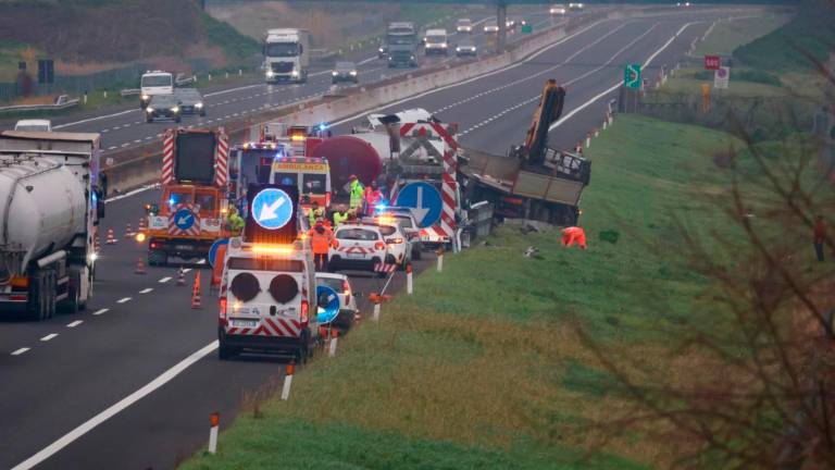 Cesena incidente in A14: muore operaio al lavoro travolto da un camion