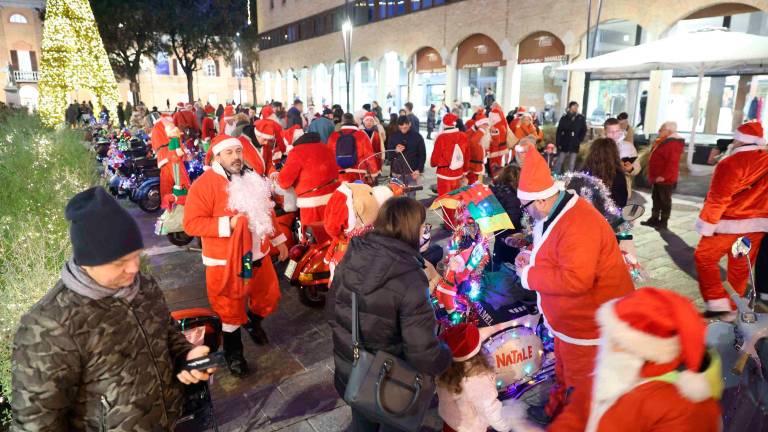 A Cesena i Babbi Natale sfrecciano in Vespa e portano doni ai bambini VIDEO e FOTOGALLERY