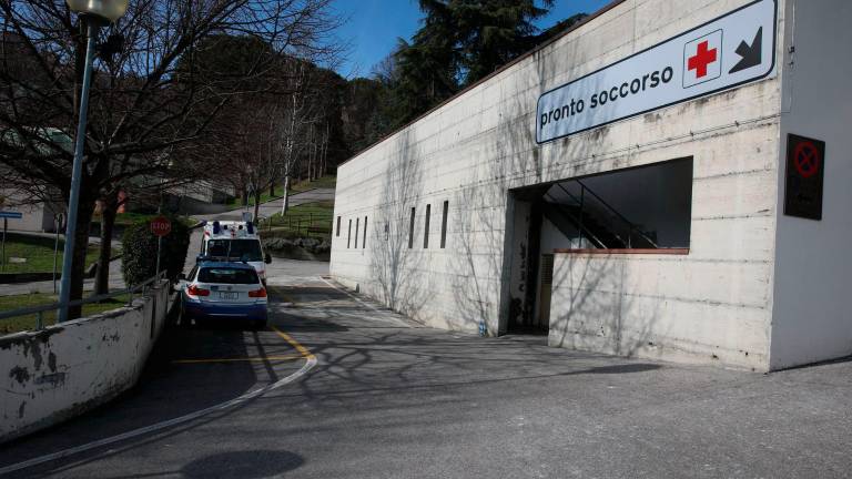 Volante della polizia accanto al Pronto soccorso dell’ospedale Bufalini