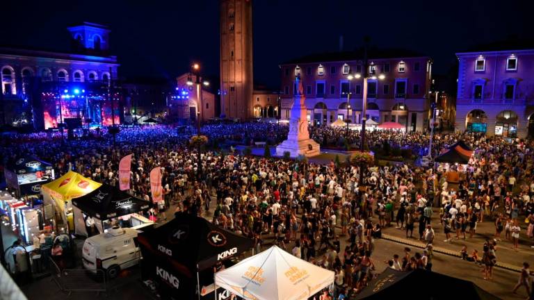 In migliaia in piazza a Forlì per il concerto di Radio Bruno con Elettra Lamborghini, Coma_Cose e Renga e Nek - Gallery