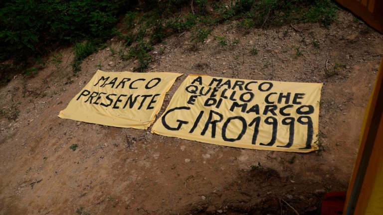 Tour de France, sul Barbotto muro di folla del popolo di Pantani: “Giustizia per Marco” VIDEO GALLERY