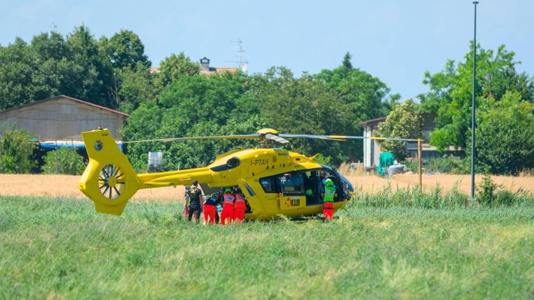 Ravenna, incidente: precipita con l’auto in una scarpata e sbatte contro un albero, scoperto dopo una ricerca laboriosa in mezzo alle frasche