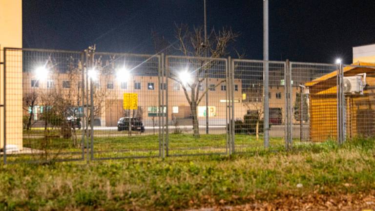 Il carcere di Modena nel pomeriggio dei soccorsi (foto Esposito)