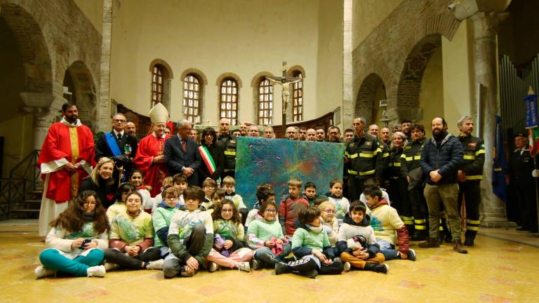 Ravenna. Basilica di San Francesco affollata per la messa per Santa Barbara, patrona dei vigili del fuoco. Il dono dei bambini