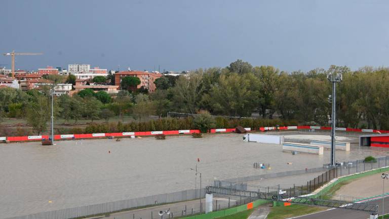 Esondato il fiume Santerno. Autodromo di Imola allagato, salvata una dipendente. Sfollate dieci persone a Casola VIDEO e FOTO