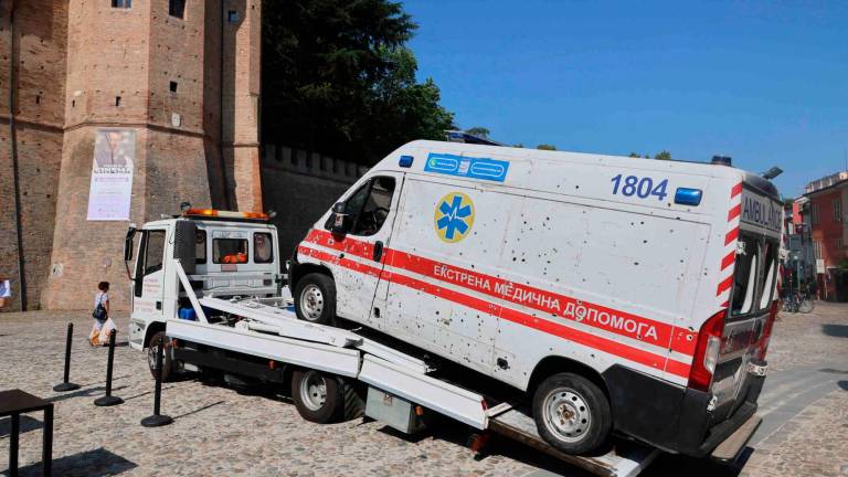 Il mezzo devastato scaricato in piazza