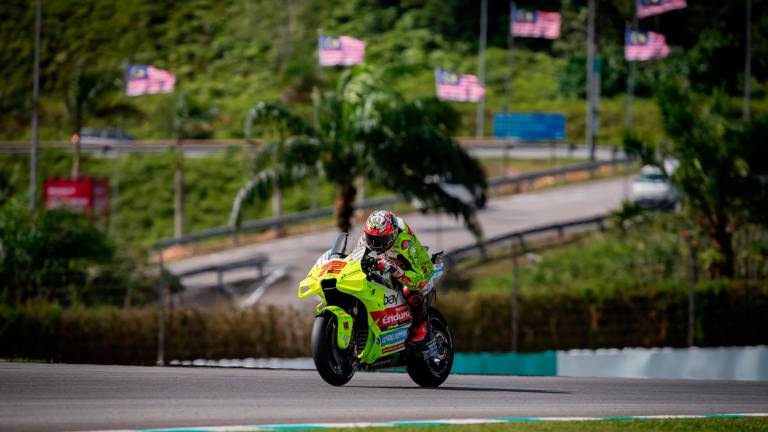 Gp della Malesia, Bagnaia stampa il miglior tempo davanti a Martin e a Bastianini. Bezzecchi è solo 12°