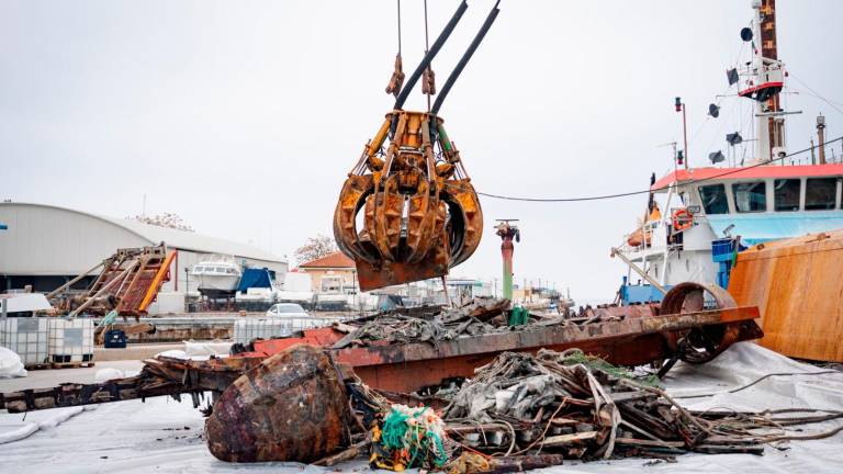 Cesenatico, il recupero del peschereccio dopo lo schianto sugli scogli VIDEO GALLERY