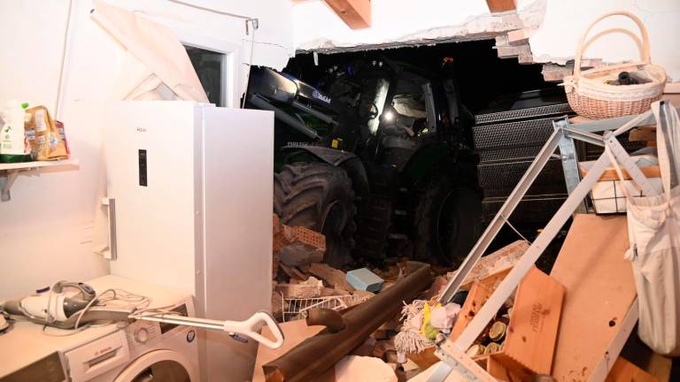 Forlì, trattore sfonda il muro di una casa dopo un incidente: due feriti FOTOGALLERY