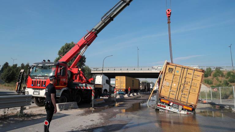 Tir si infossa nell’asfalto ceduto e blocca il traffico al porto - foto