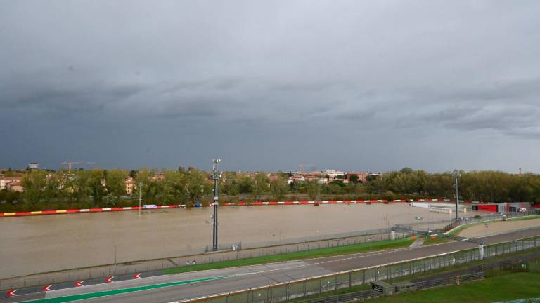 Esondato il fiume Santerno. Autodromo di Imola allagato, salvata una dipendente. Sfollate dieci persone a Casola VIDEO e FOTO