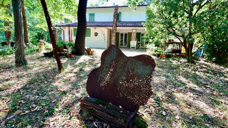 Germano Sartelli, la casa-museo nel bosco dove l’arte e la natura continuano a lavorare