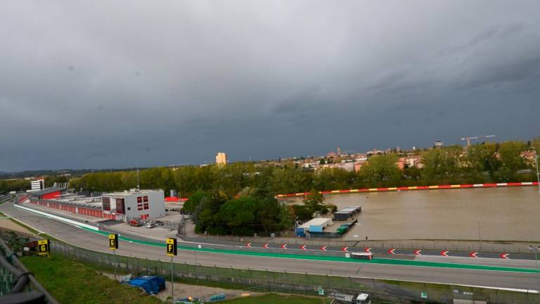 Esondato il fiume Santerno. Autodromo di Imola allagato, salvata una dipendente. Sfollate dieci persone a Casola VIDEO e FOTO