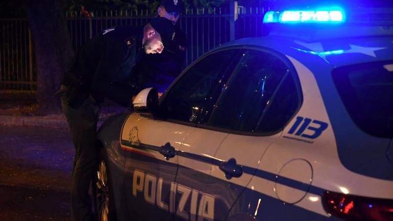 Rimini. Incappucciati, tagliano la strada a 4 ragazzi e li rapinano: arrestati un faentino e un venezuelano