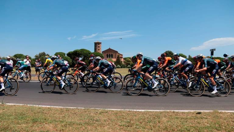 Tour de France a Ravenna, il passaggio a Sant’Apollinare: “Guardate che meraviglia” - Gallery