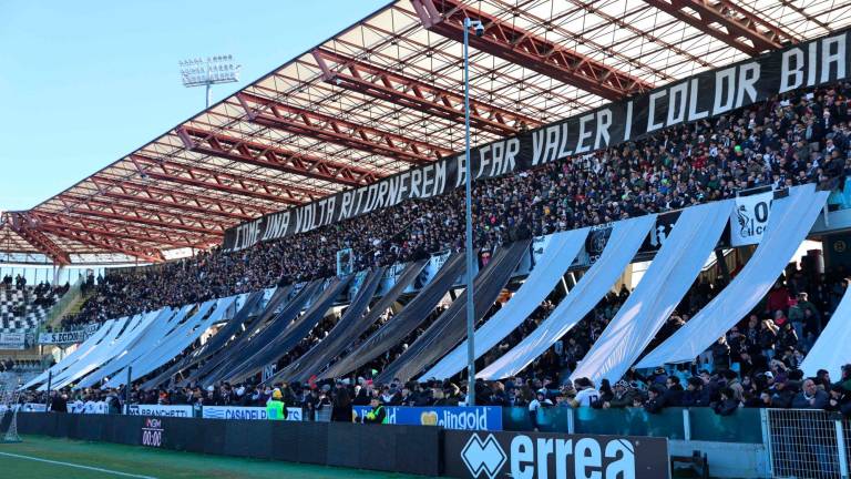 Una suggestiva immagine della Curva Mare gremita foto zanotti