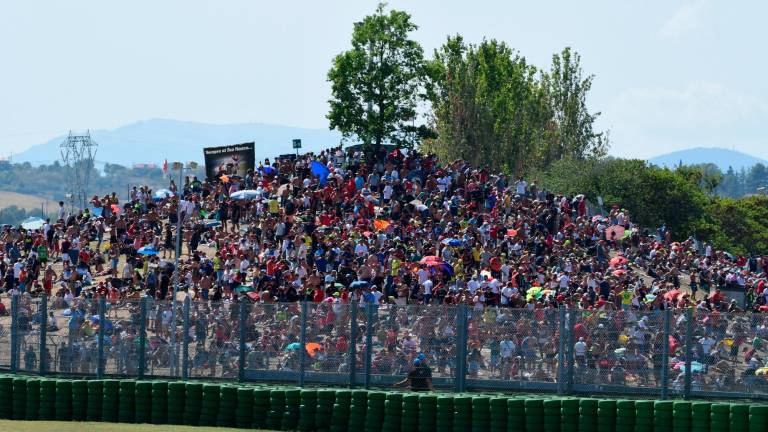 MotoGp a Misano, tanto pubblico e sfilata di vip, dall’autore Claudio Santamaria al pilota F1 Kimi Antonelli - Gallery