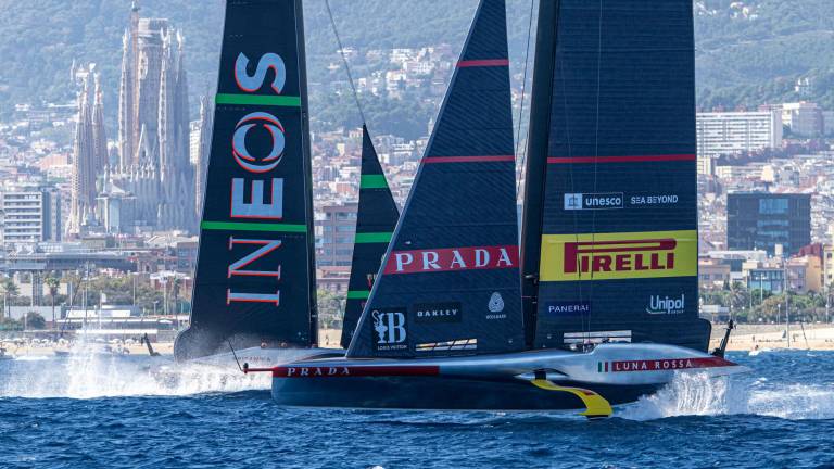 Luna Rossa Prada Pirelli e Ineos Britannia si incrociano davanti a Barcellona