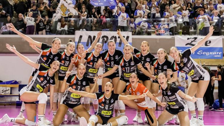 Le ragazze della Omag-Mt festeggiano la netta vittoria sul Mondovì che le mantiene in testa alla classifica