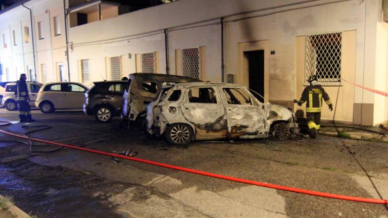 Lugo, l’inafferrabile piromane del centro alza il tiro: a fuoco altre 3 auto nella notte